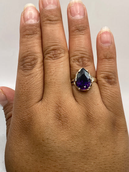 Anillo solitario sobre fondo blanco con sello .925 MEXICO en la banda interior