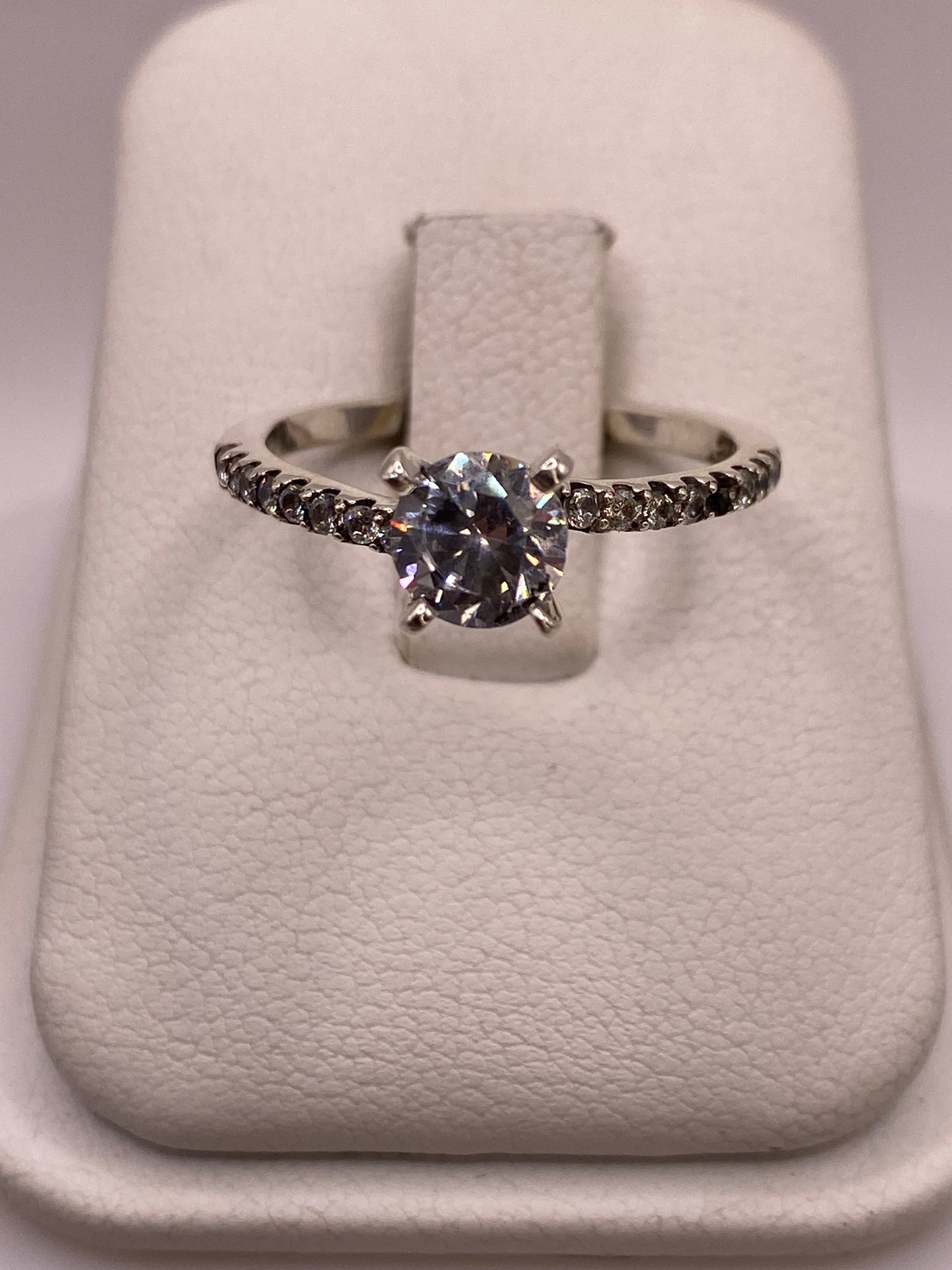 Anillo solitario de plata .925 con circonia blanca engastada a mano en Taxco