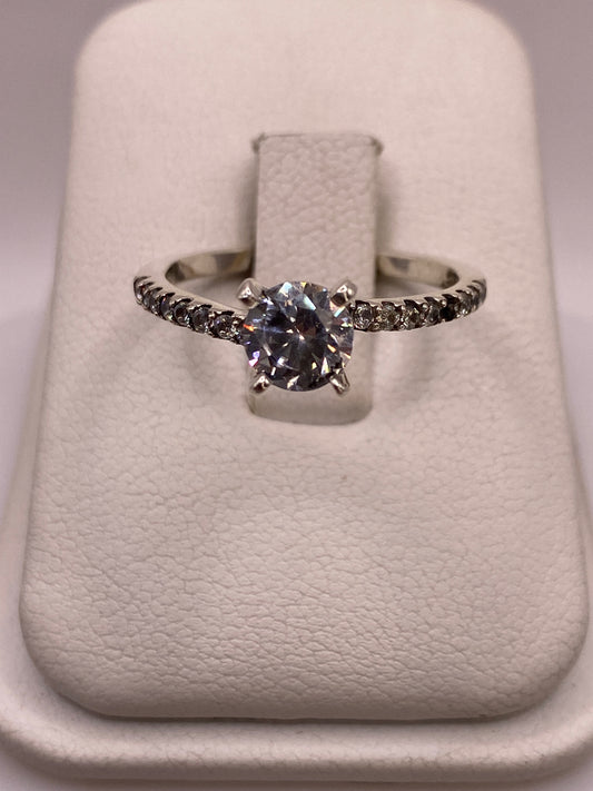 Anillo solitario de plata .925 con circonia blanca engastada a mano en Taxco