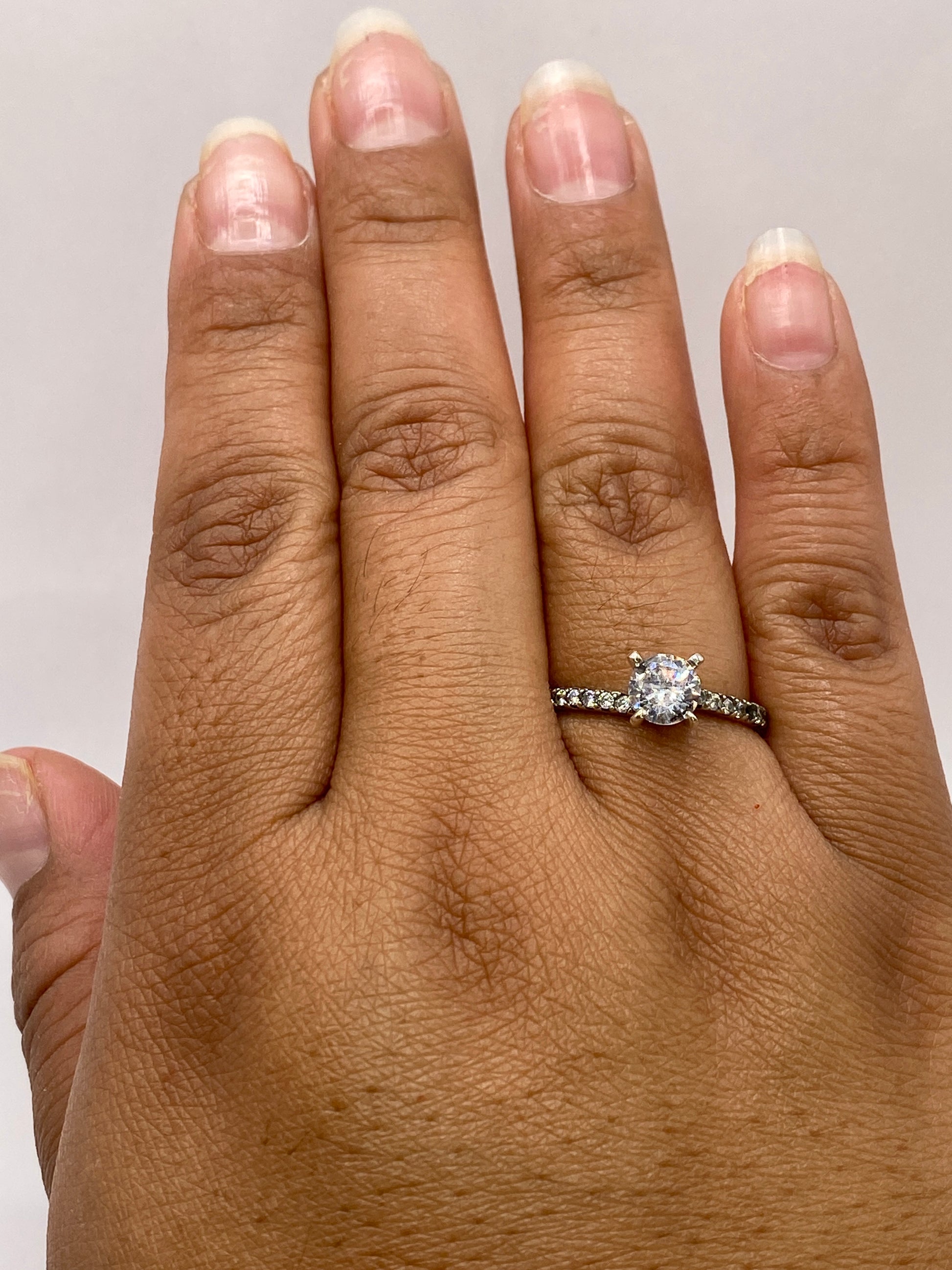 Anillo solitario sobre fondo blanco con sello .925 MEXICO visible