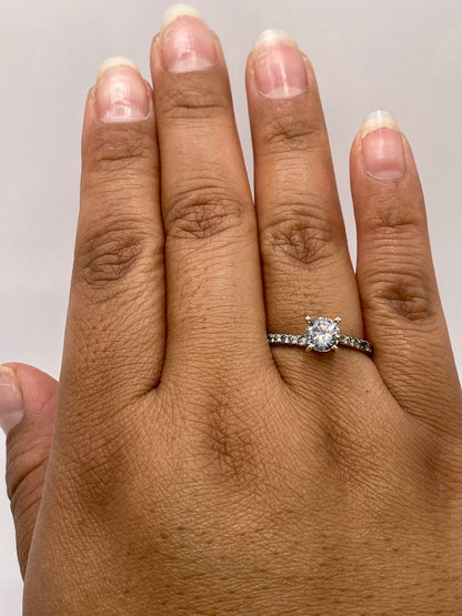 Anillo solitario sobre fondo blanco con sello .925 MEXICO visible