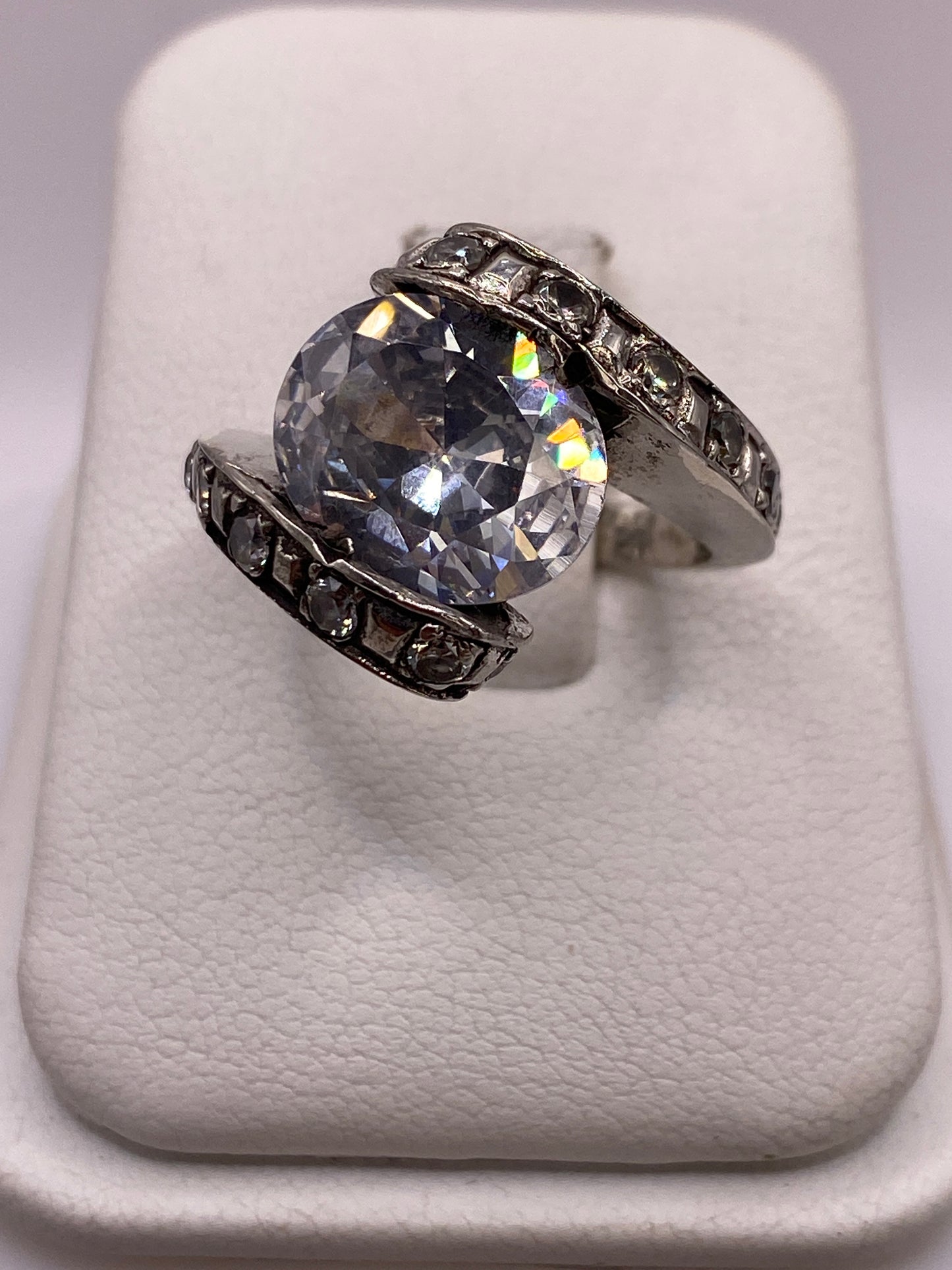 Anillo vintage de plata .925 con circonia blanca brillante montado en banda grabada
