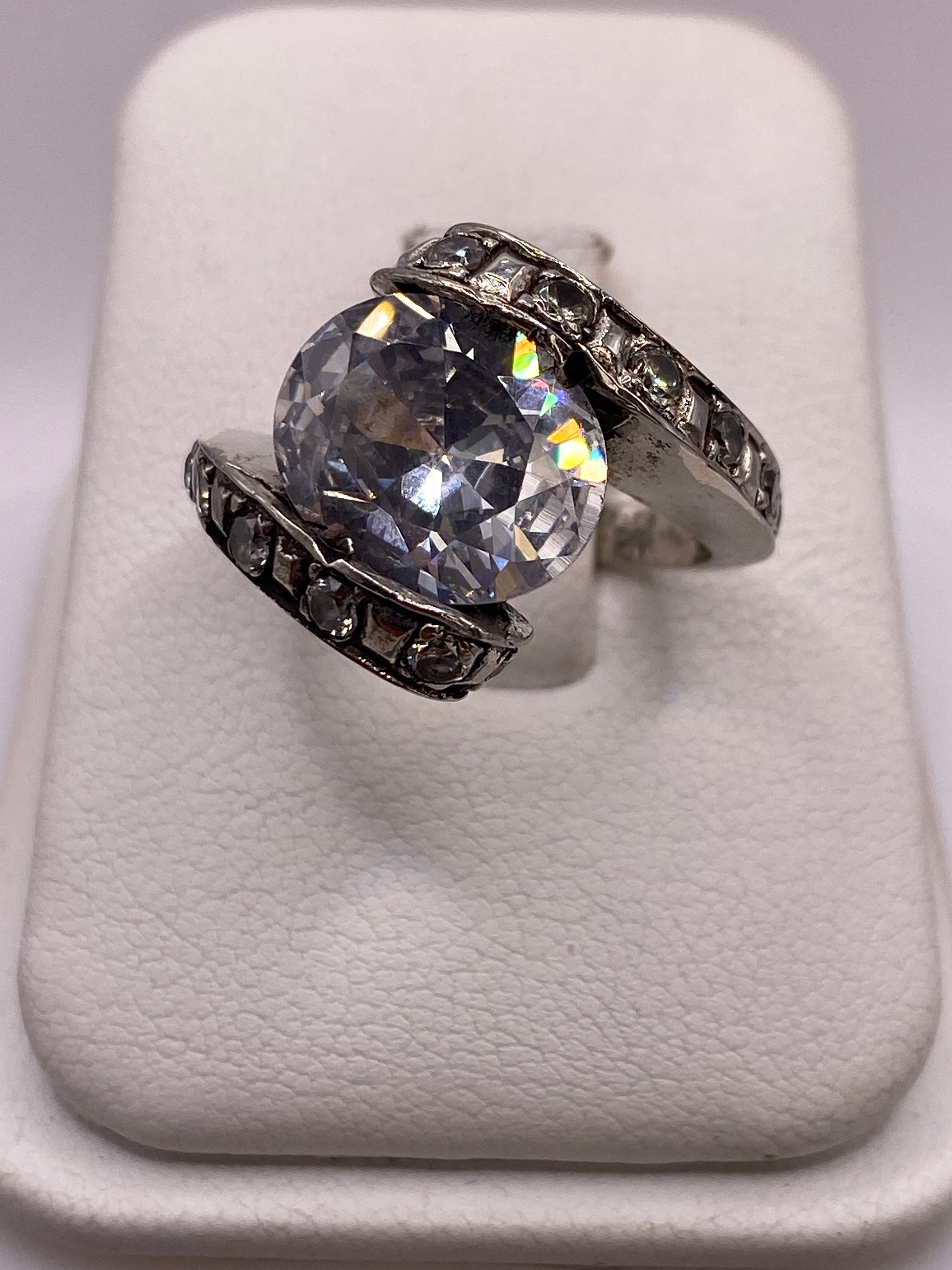 Anillo vintage de plata .925 con circonia blanca brillante montado en banda grabada