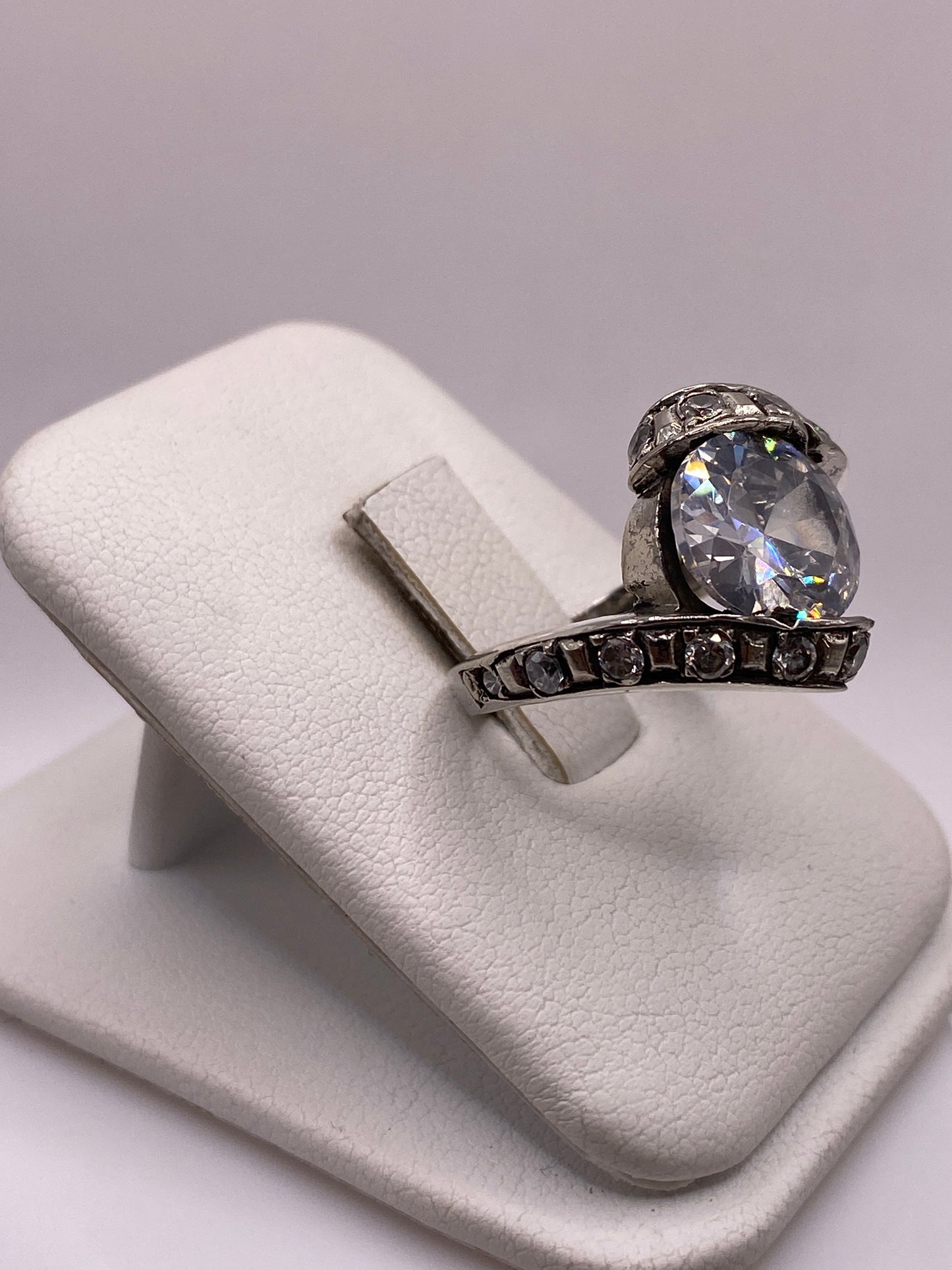 Detalle de frente del anillo coctel mostrando la circonia engastada en plata de Taxco