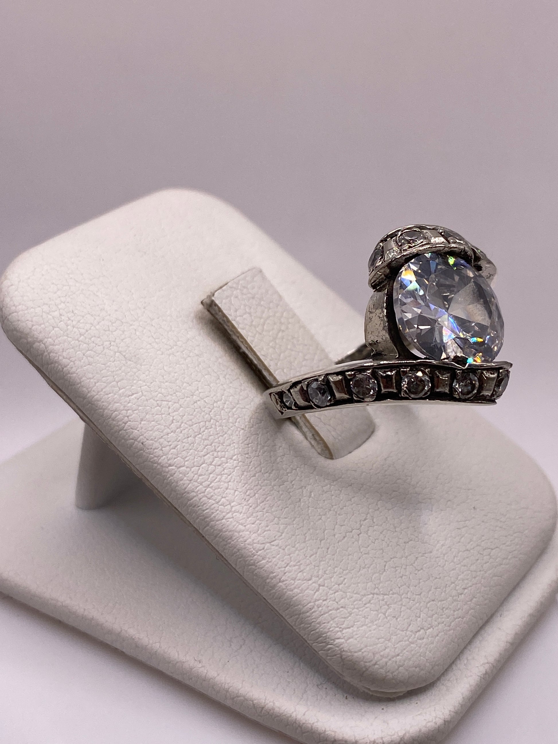 Detalle de frente del anillo coctel mostrando la circonia engastada en plata de Taxco