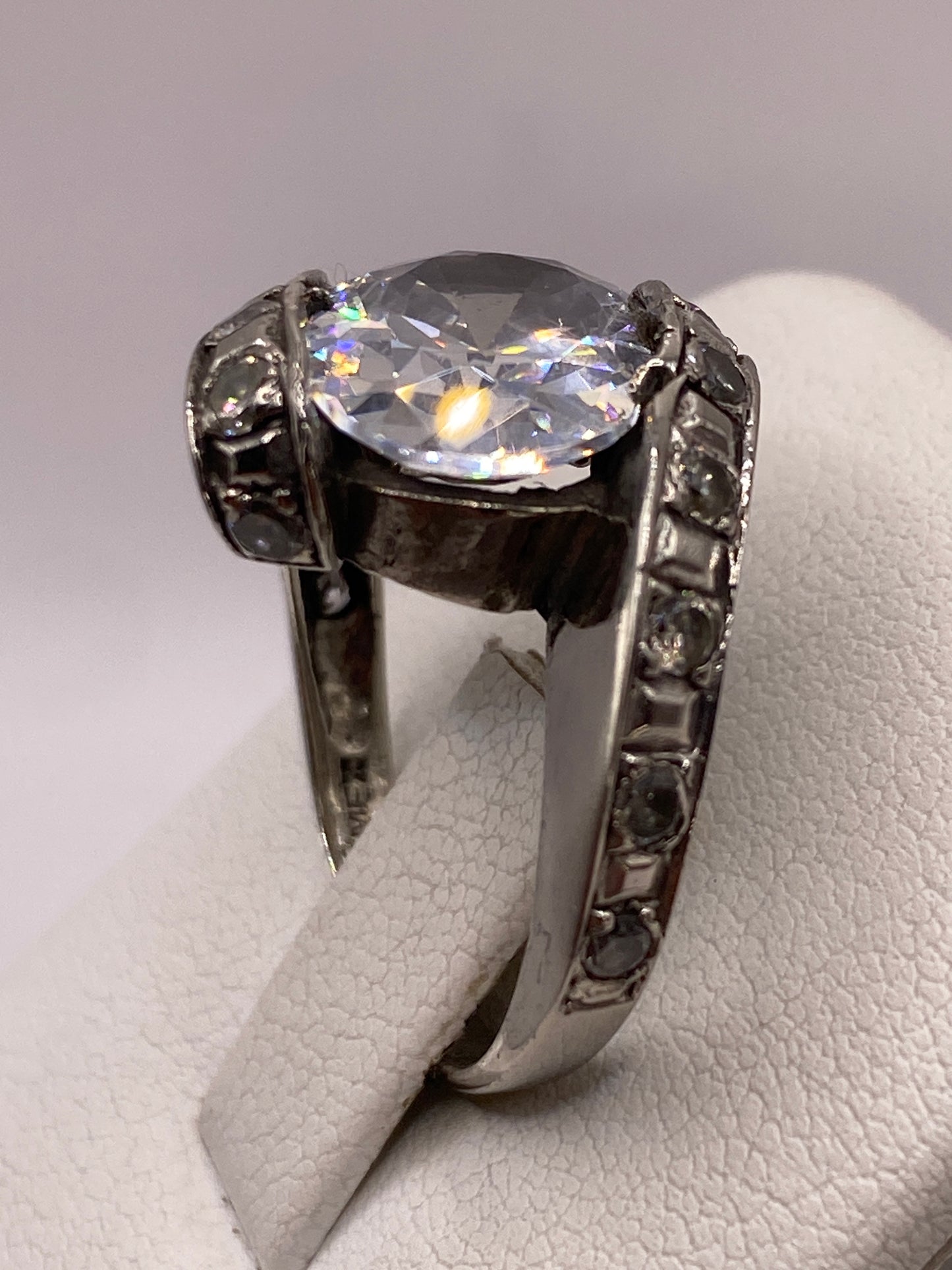 Anillo de plata vintage con circonia en dedo de mujer, brillo de diamante visible