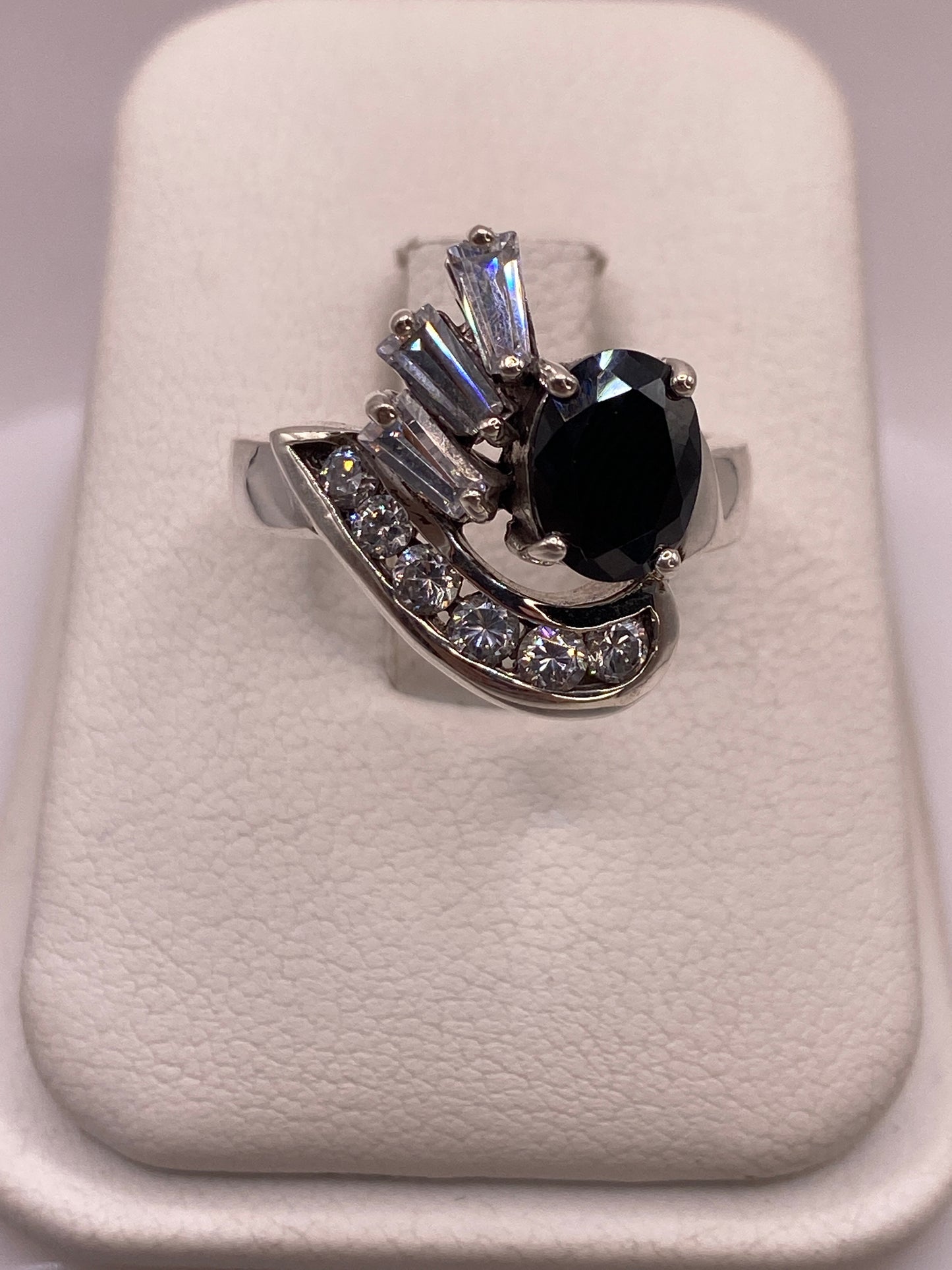 Anillo coctel de plata .925 con circonia negra central y baguettes blancas, vista frontal sobre estuche blanco