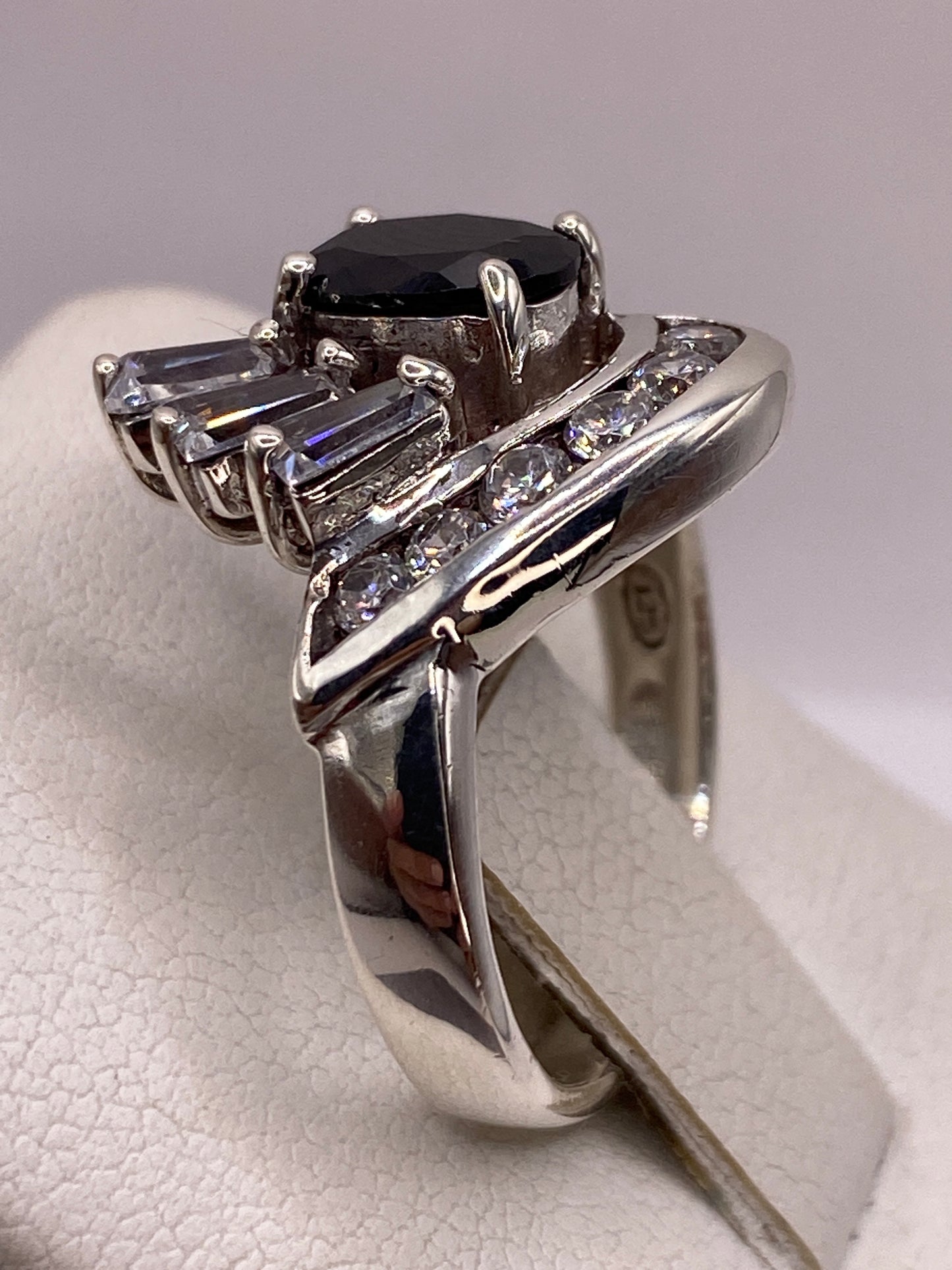 Detalle lateral del anillo coctel con engaste a mano de las piedras en plata de Taxco