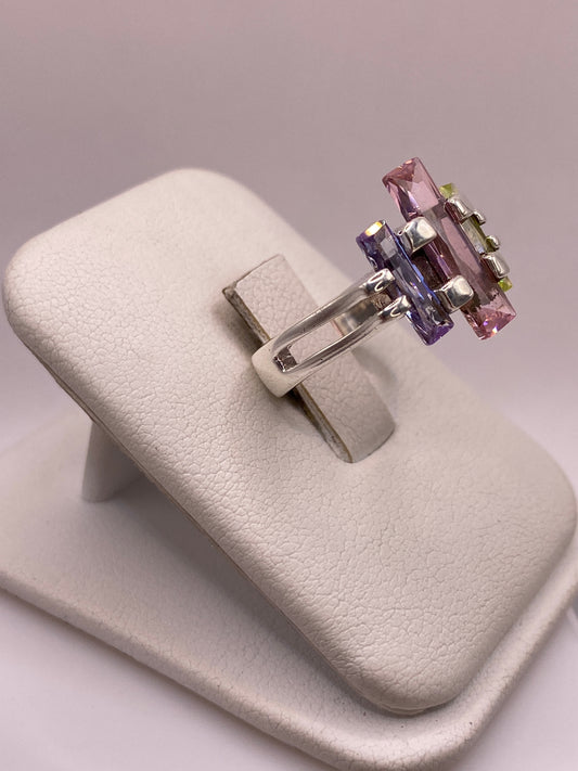 Vista frontal del anillo coctel de plata .925 con facetas de circonia brillante