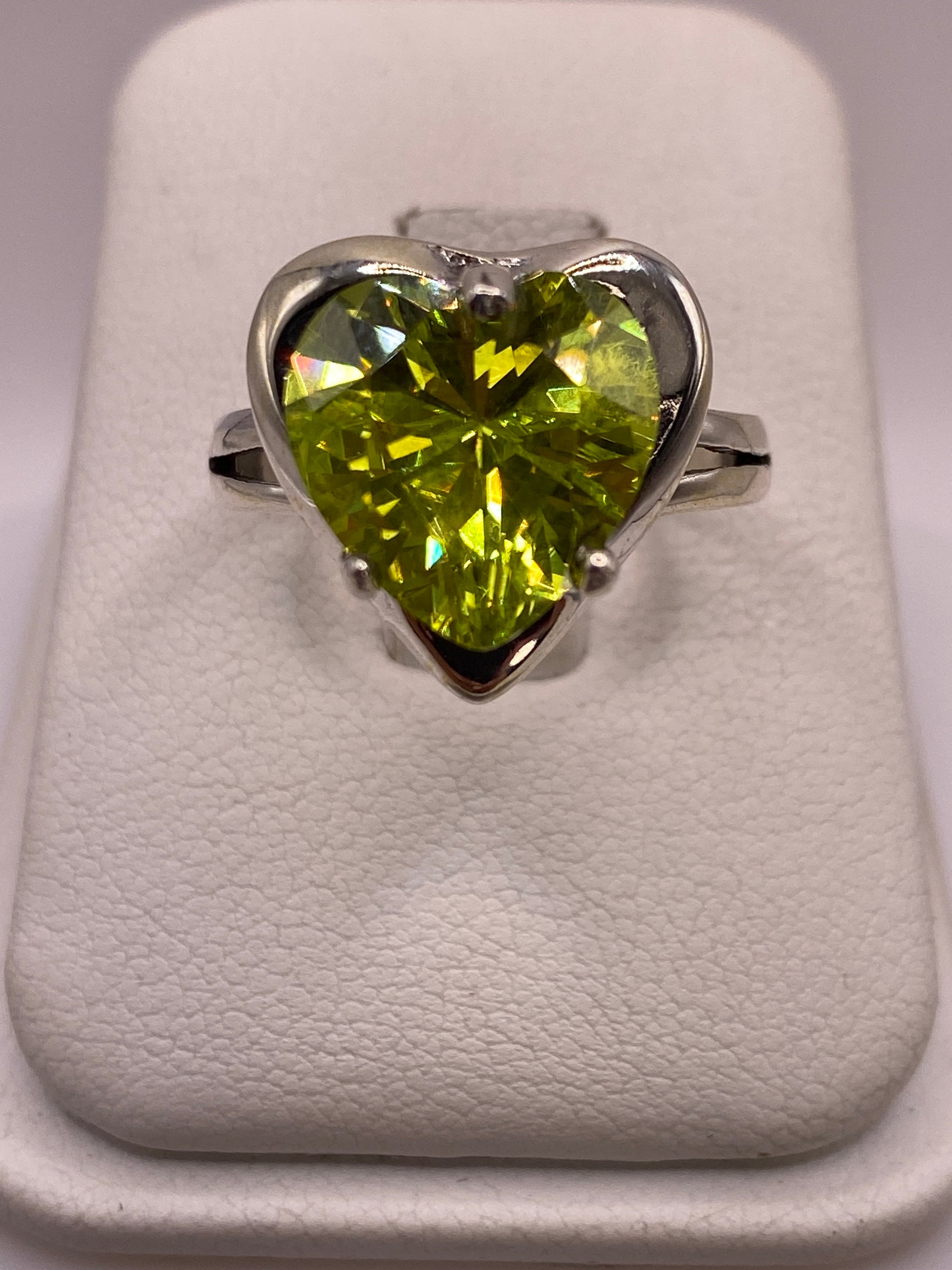 Anillo de plata .925 con circonia verde limón en forma de corazón, talla 9