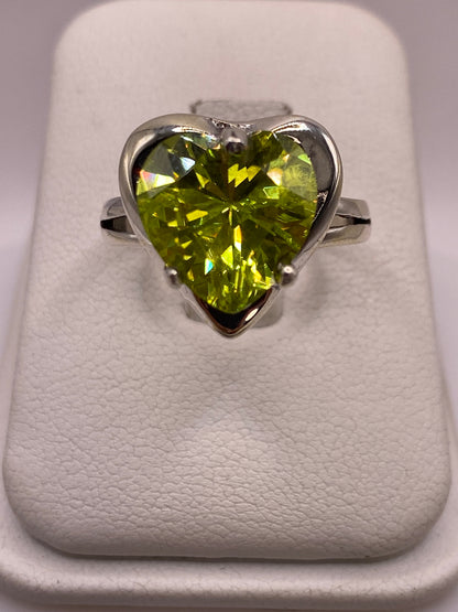Anillo de plata .925 con circonia verde limón en forma de corazón, talla 9