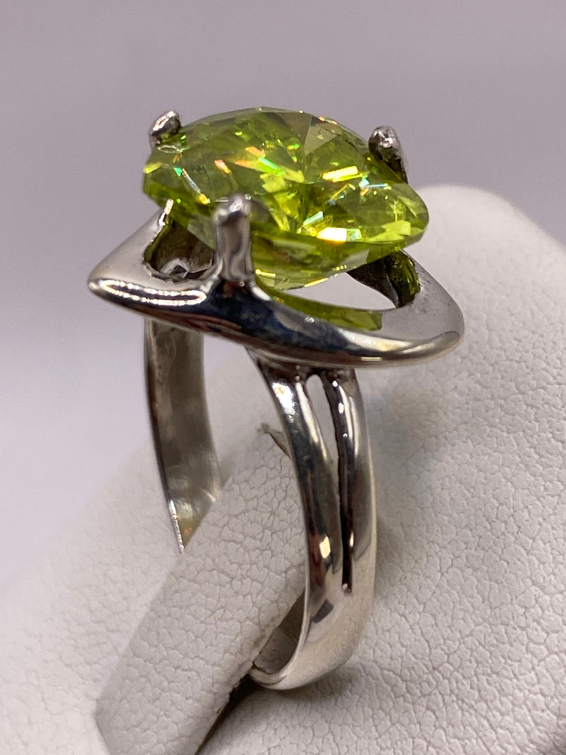 Detalle lateral del anillo corazón en plata Taxco con sello .925