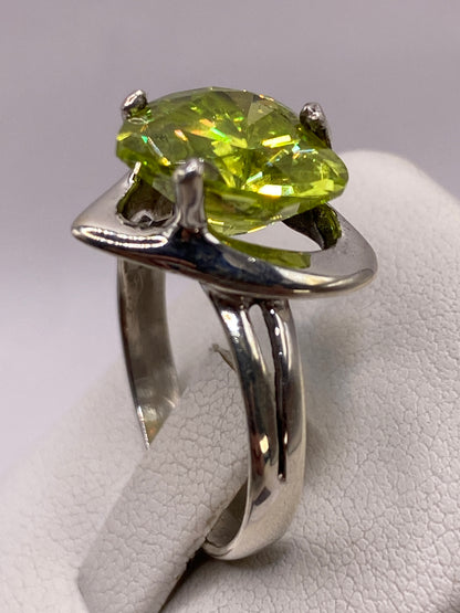 Detalle lateral del anillo corazón en plata Taxco con sello .925