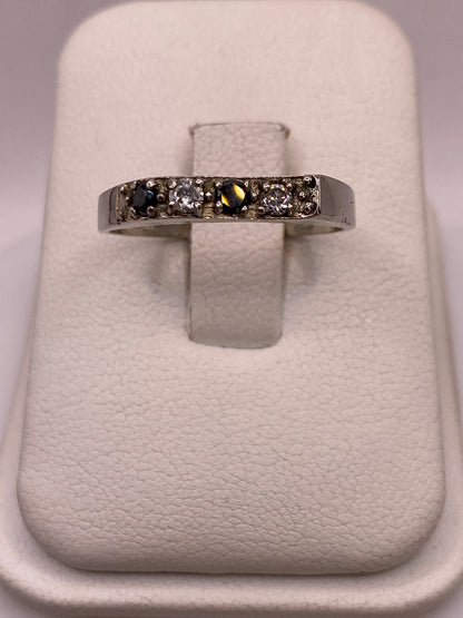Anillo de plata solitario con circonia blanca y negra en estuche blanco