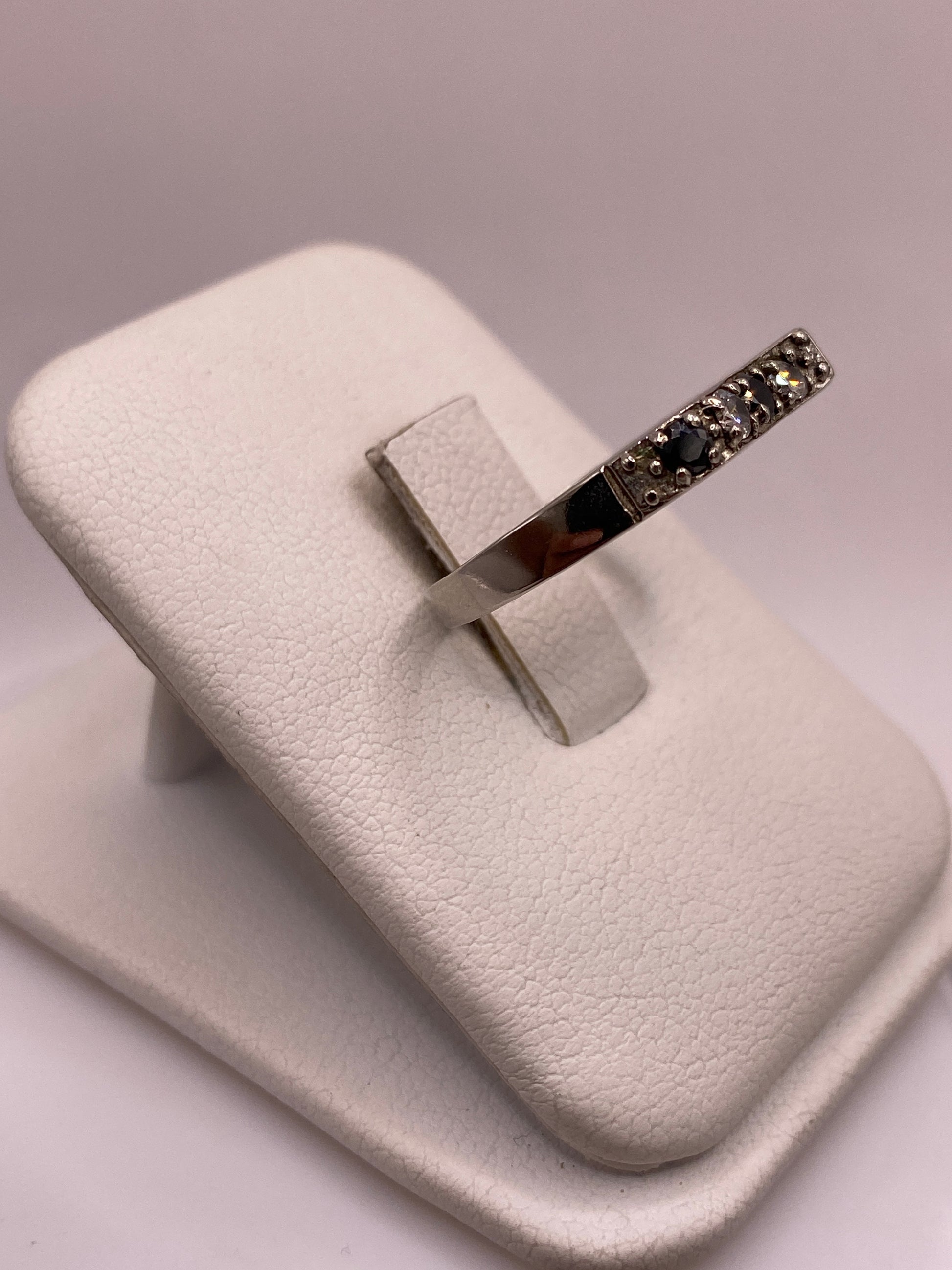 Detalle del engaste de la circonia en plata .925 pulida