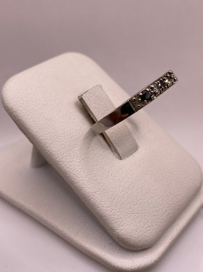 Detalle del engaste de la circonia en plata .925 pulida