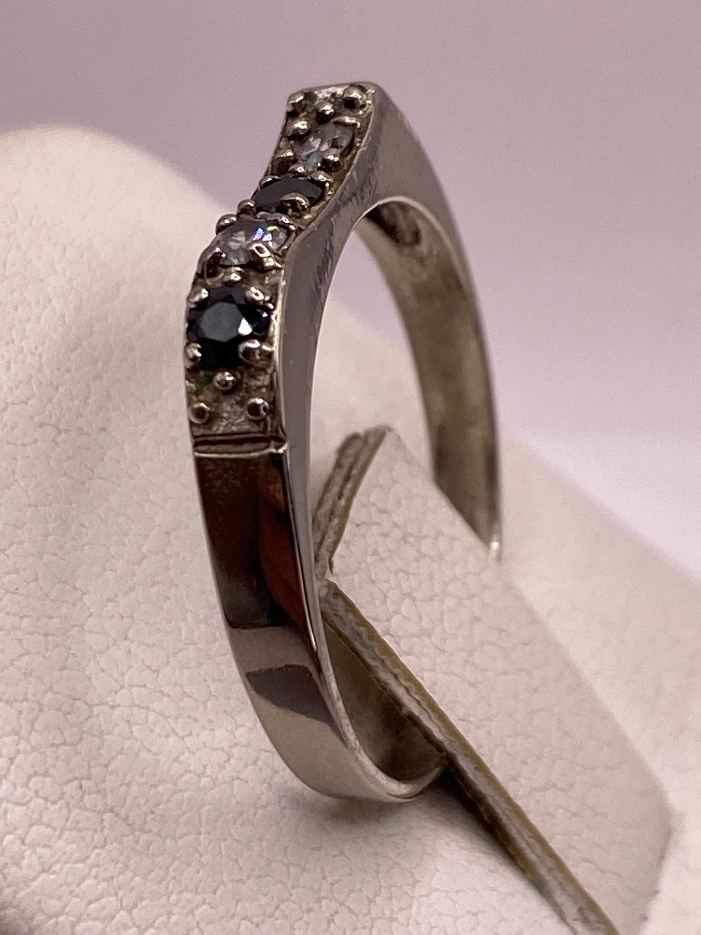 Anillo minimalista de plata en la mano mostrando el brillo diamantado
