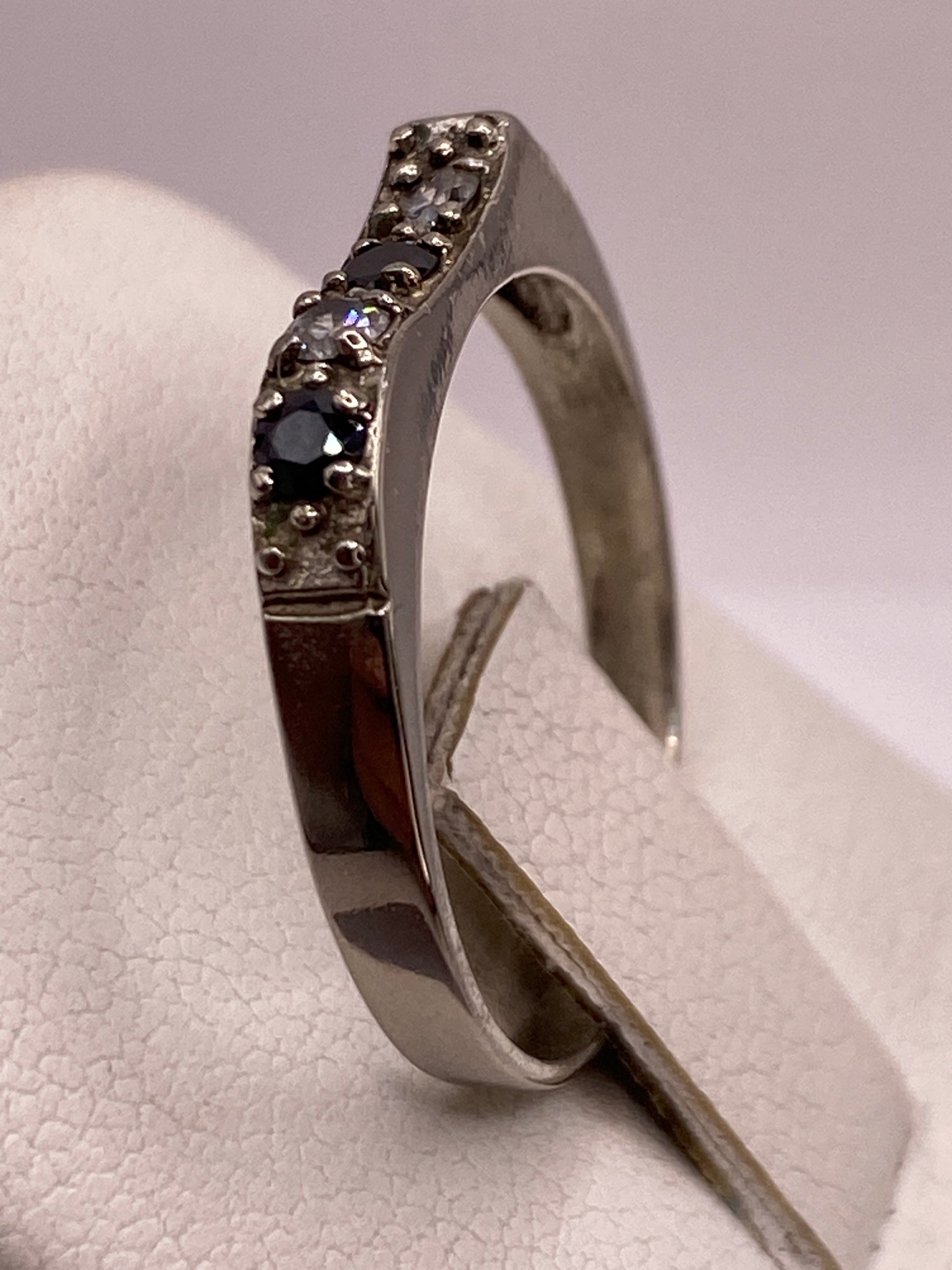 Anillo minimalista de plata en la mano mostrando el brillo diamantado