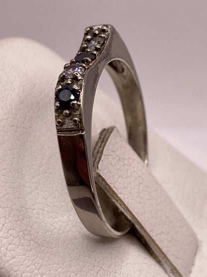 Anillo minimalista de plata en la mano mostrando el brillo diamantado