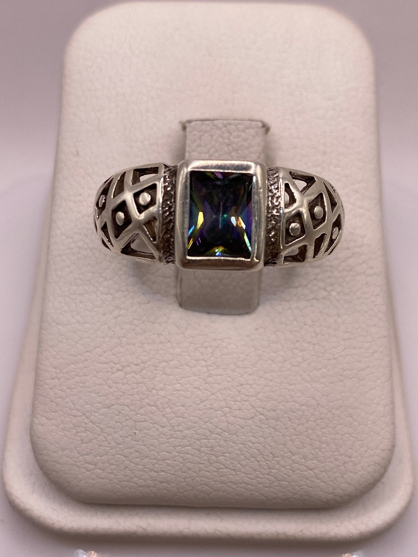Anillo solitario de plata .925 con circonia gris ahumada facetada, visto de frente sobre fondo blanco