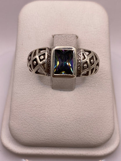 Anillo solitario de plata .925 con circonia gris ahumada facetada, visto de frente sobre fondo blanco