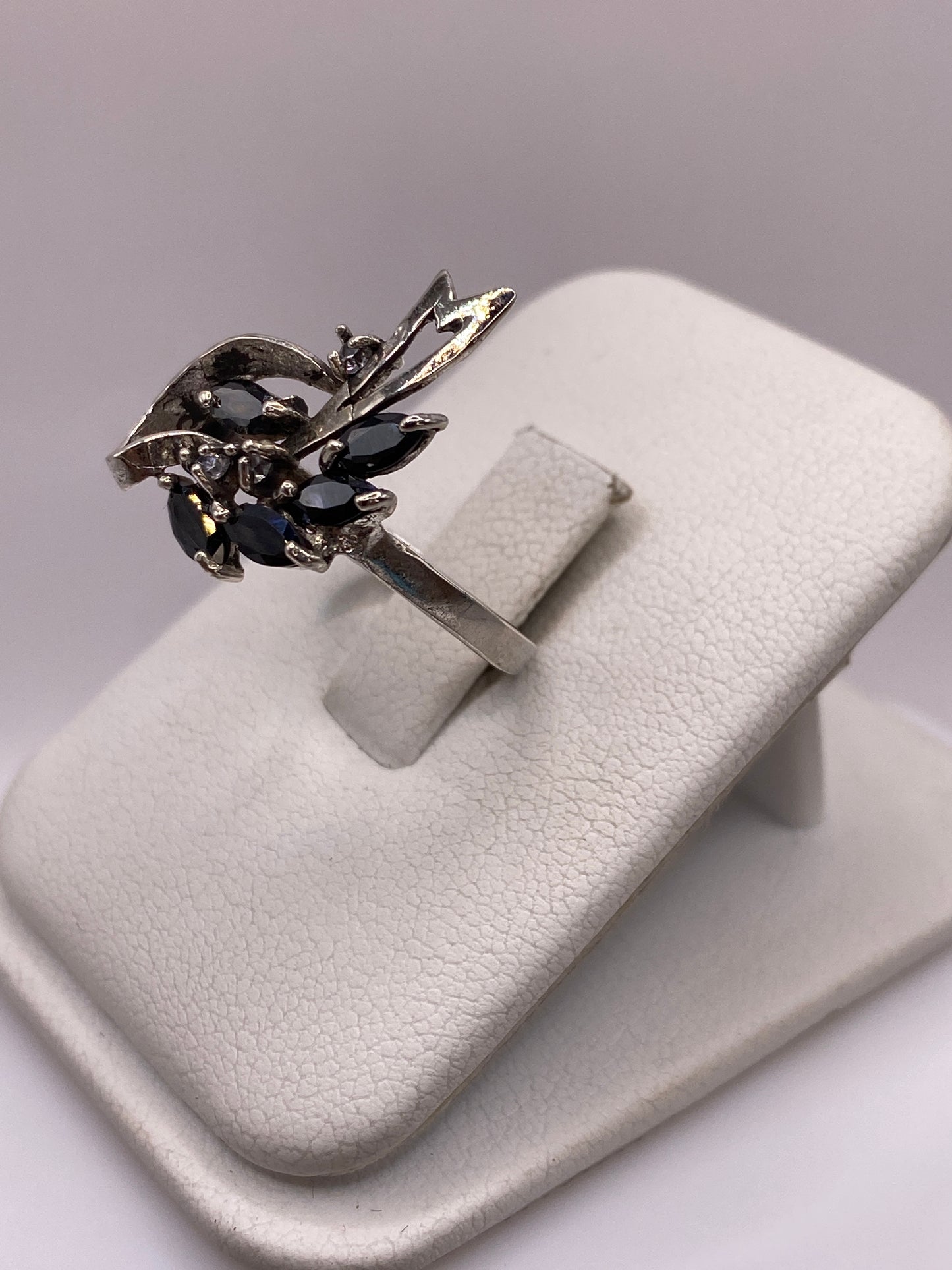 Anillo vintage en plata sobre dedo, mostrando la banda calada con motivos geométricos