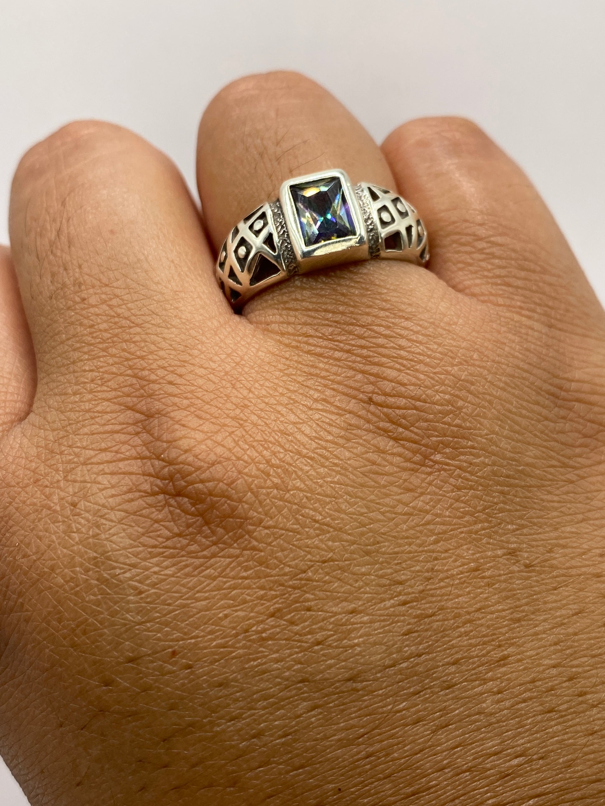 Anillo de plata .925 sobre escala de peso mostrando 4.6 gramos, con marca 925 visible