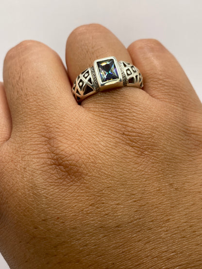 Anillo de plata .925 sobre escala de peso mostrando 4.6 gramos, con marca 925 visible