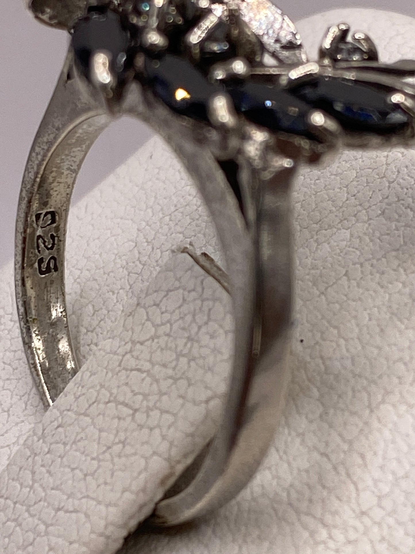 Anillo pesado en báscula de precisión mostrando 4.6 gramos, lote 1 SKU 002323