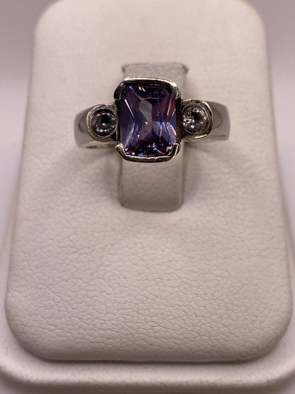 Anillo solitario de plata con circonia violeta profunda en caja de presentación blanca