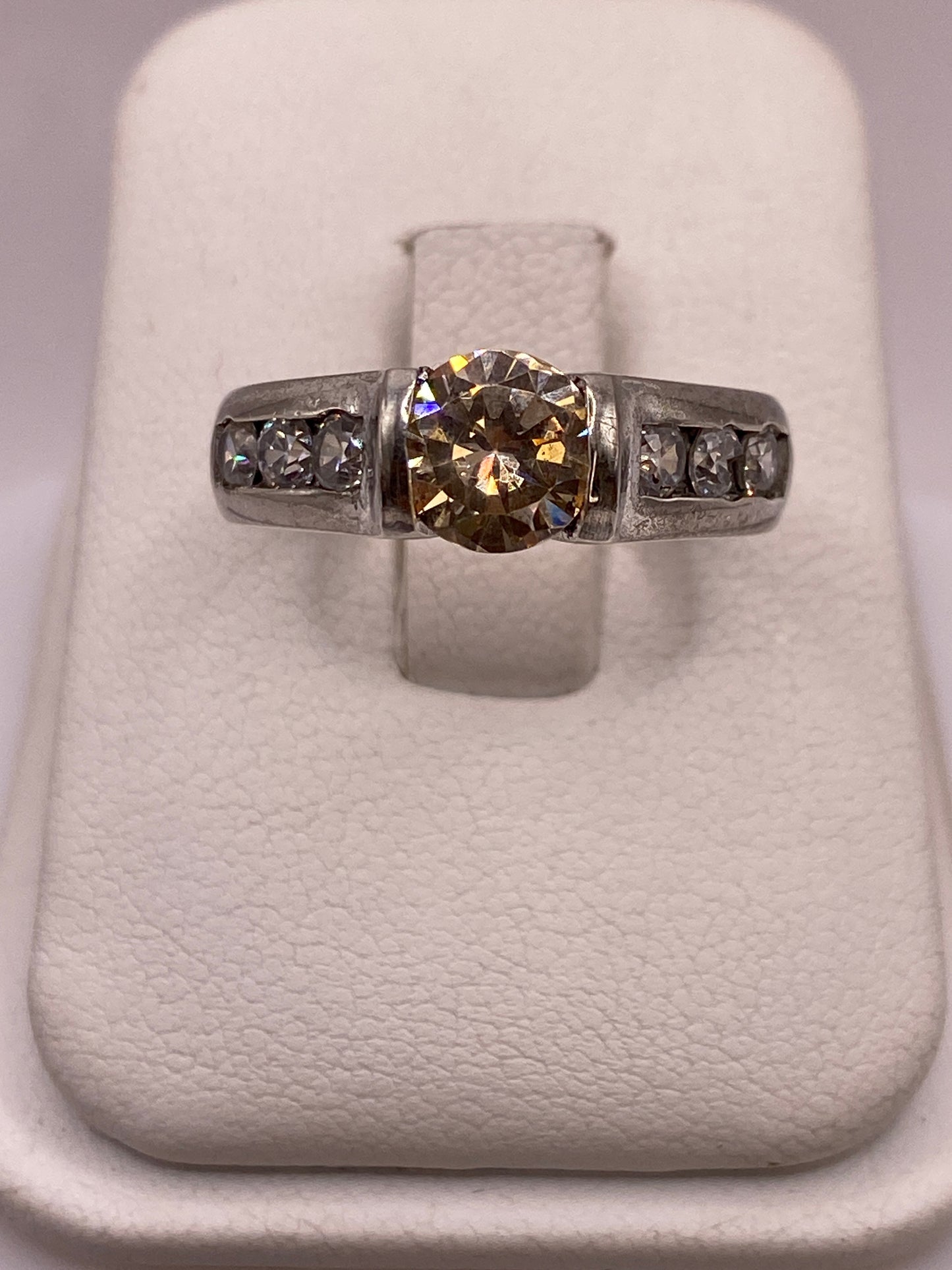 Anillo solitario de plata con circonia champagne engastada en banda pulida