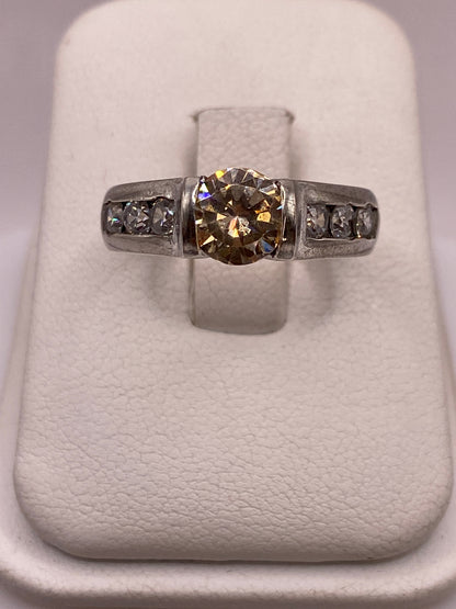 Anillo solitario de plata con circonia champagne engastada en banda pulida