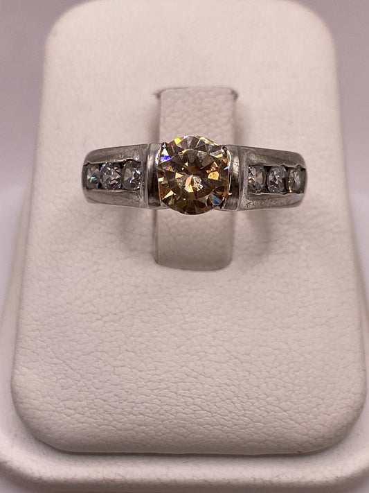 Anillo solitario de plata con circonia champagne engastada en banda pulida