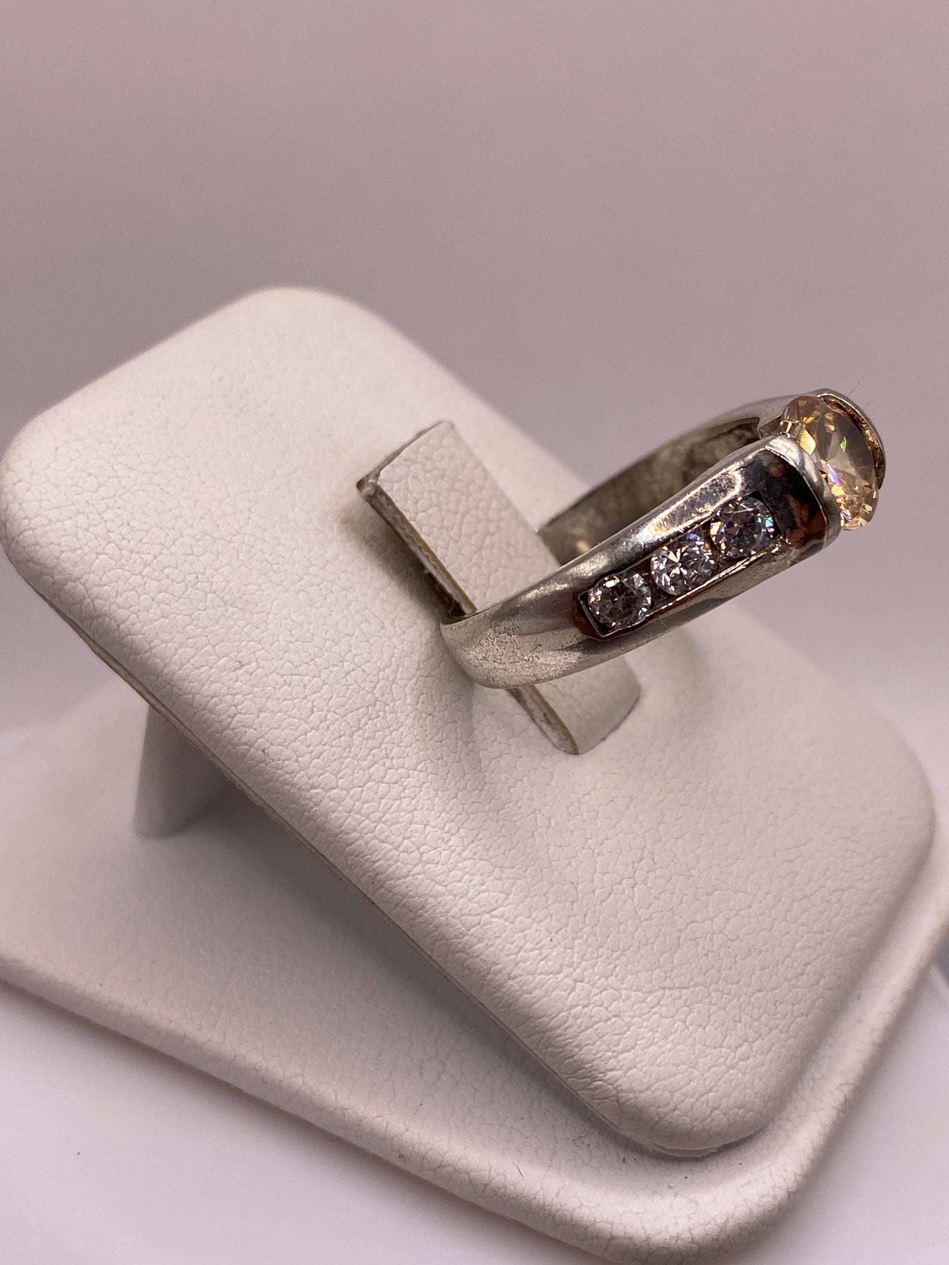 Vista lateral del anillo de plata mostrando el perfil elegante y la circonia brillante