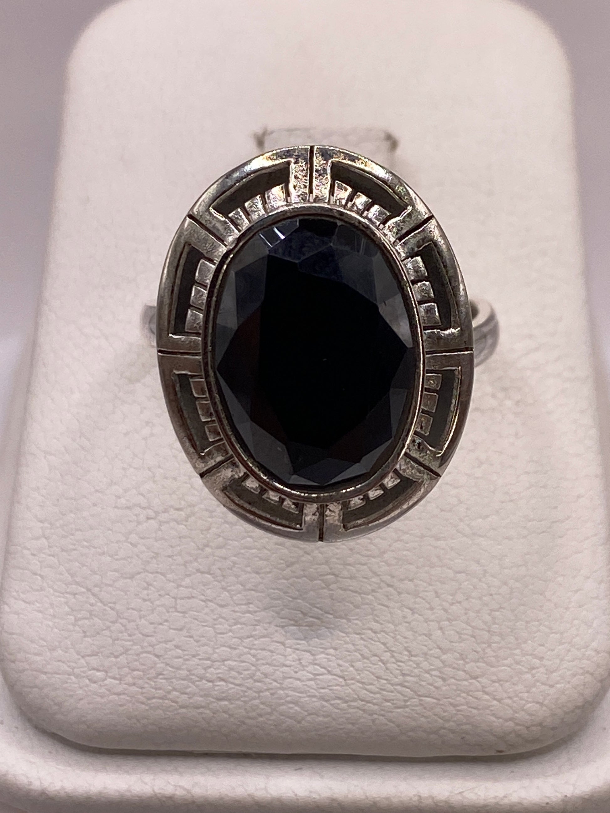 Anillo de plata oval vintage con circonia negra facetada, diseño art déco grabado a mano