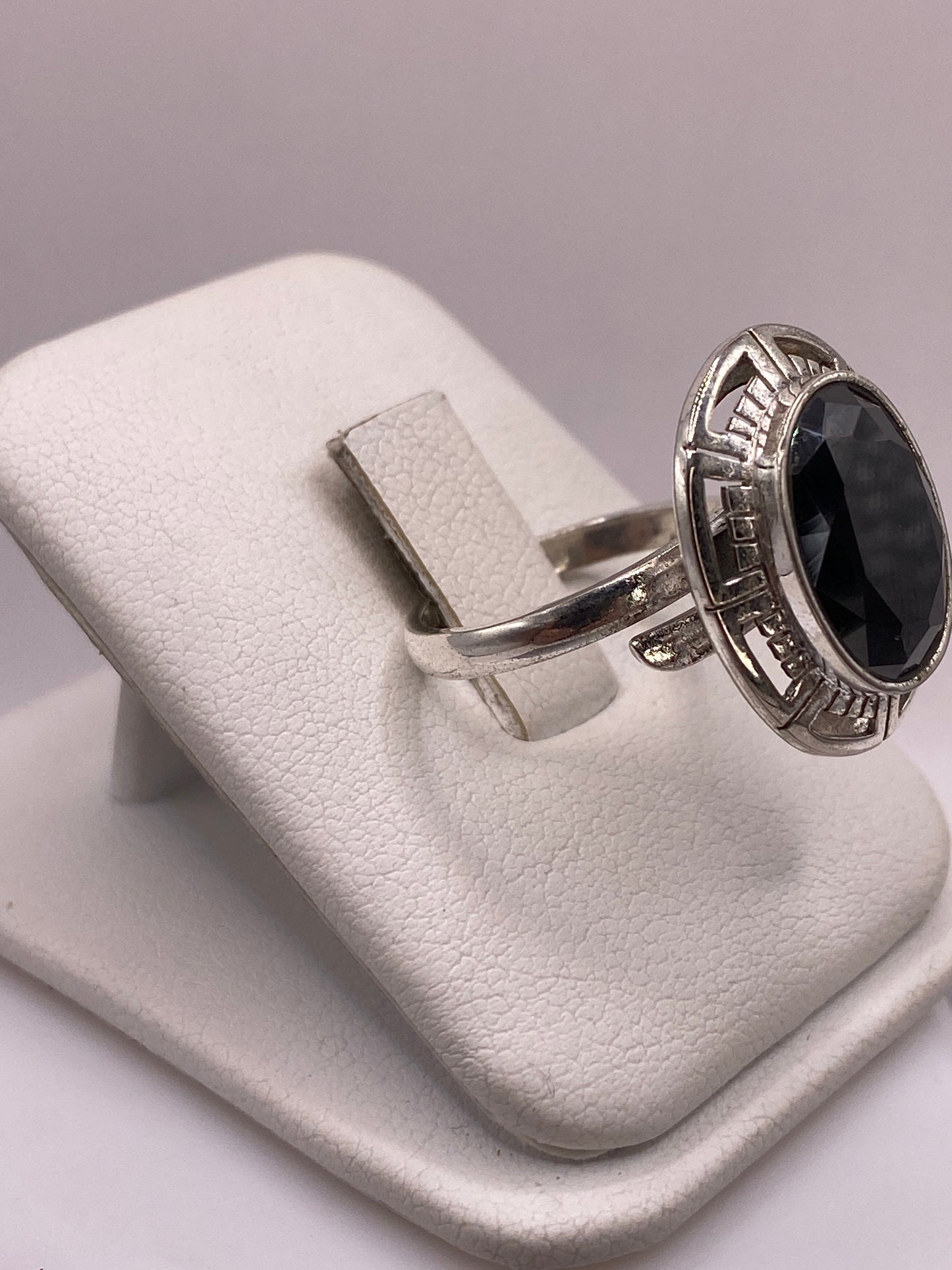 Vista lateral del anillo ajustable en plata .925 con sello MEXICO