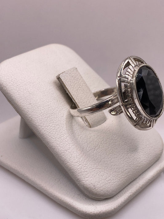Vista lateral del anillo ajustable en plata .925 con sello MEXICO