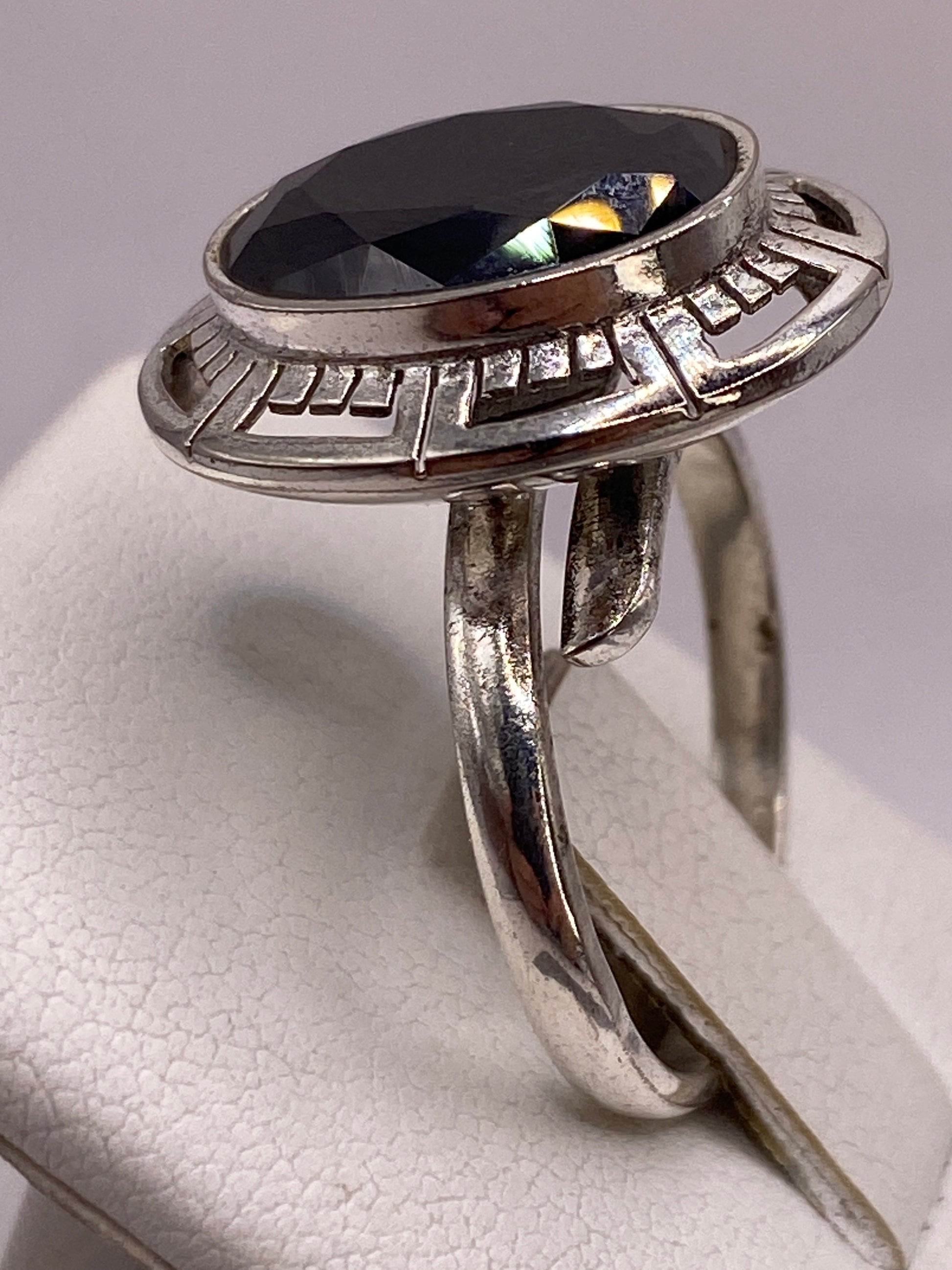 Detalle del engaste de circonia negra brillante en la montura vintage art déco