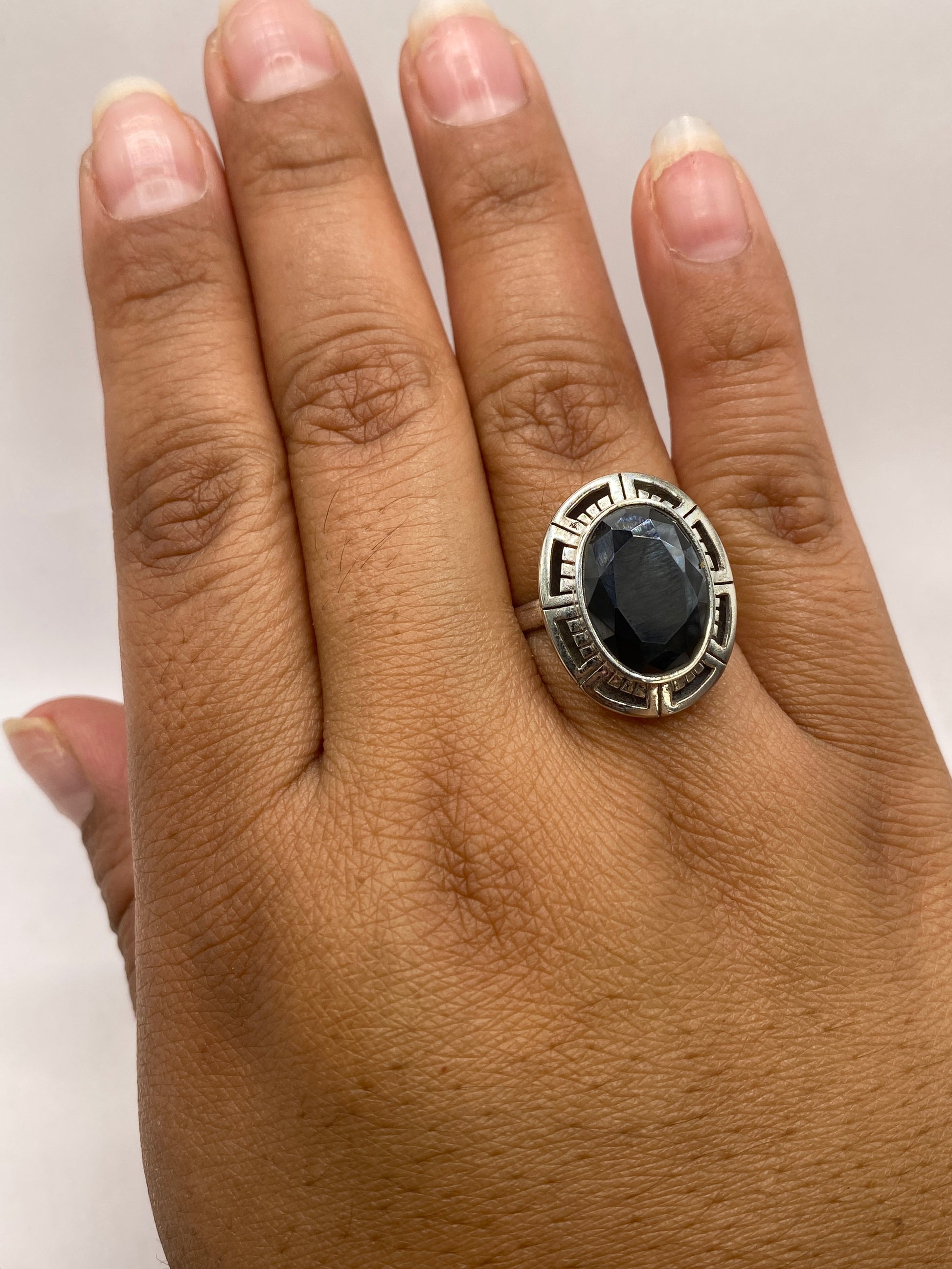 Anillo pesando 6.3 gramos en balanza de precisión, mostrando autenticidad de plata