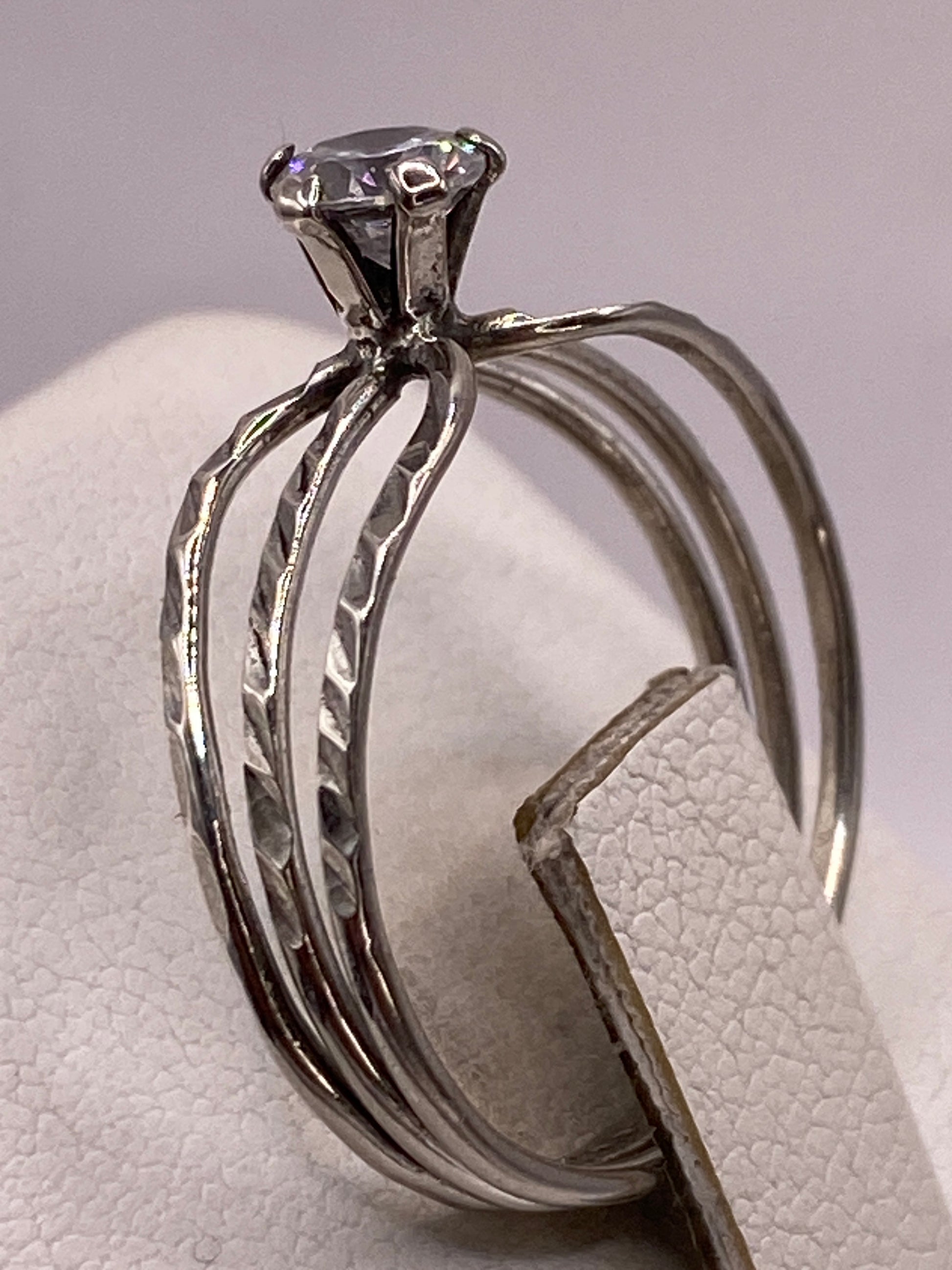 Anillo en la mano de una mujer mostrando el resplandor de la piedra blanca