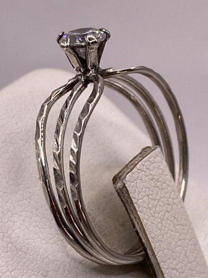 Anillo en la mano de una mujer mostrando el resplandor de la piedra blanca