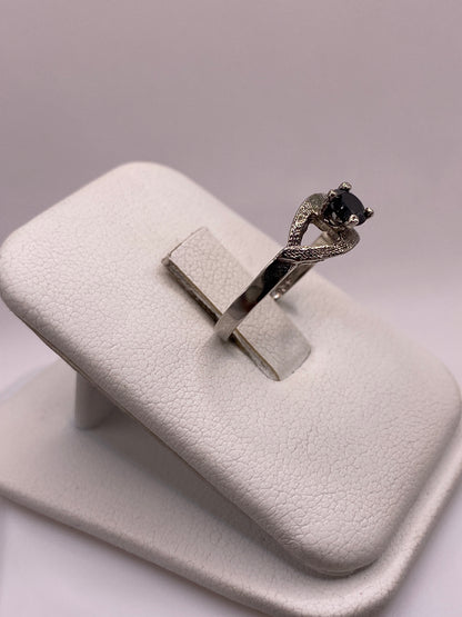 Anillo solitario de plata .925 en mano de mujer, mostrando brillo y elegancia