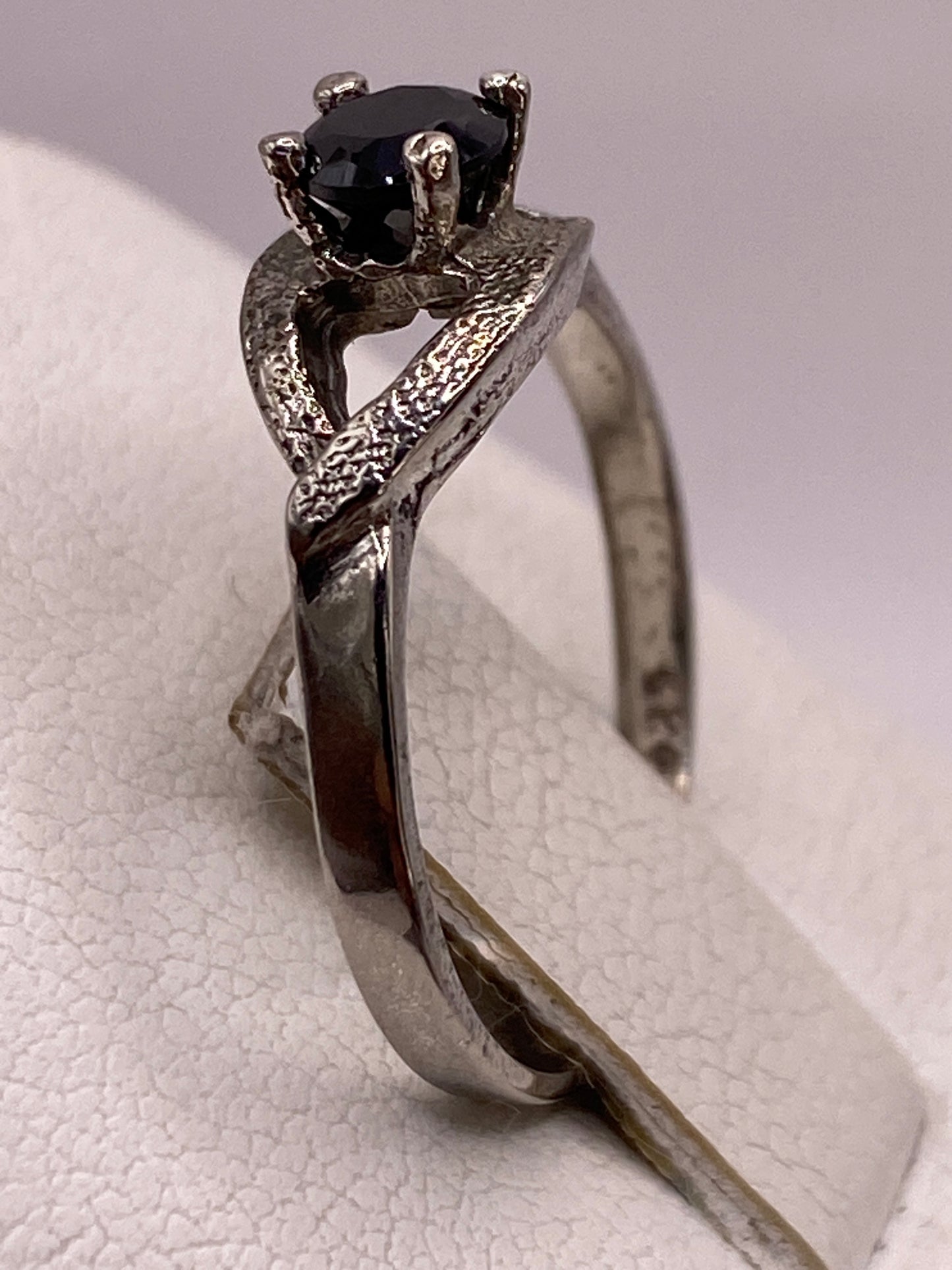 Detalle lateral del anillo de circonia negra, vista de perfil mostrando la banda