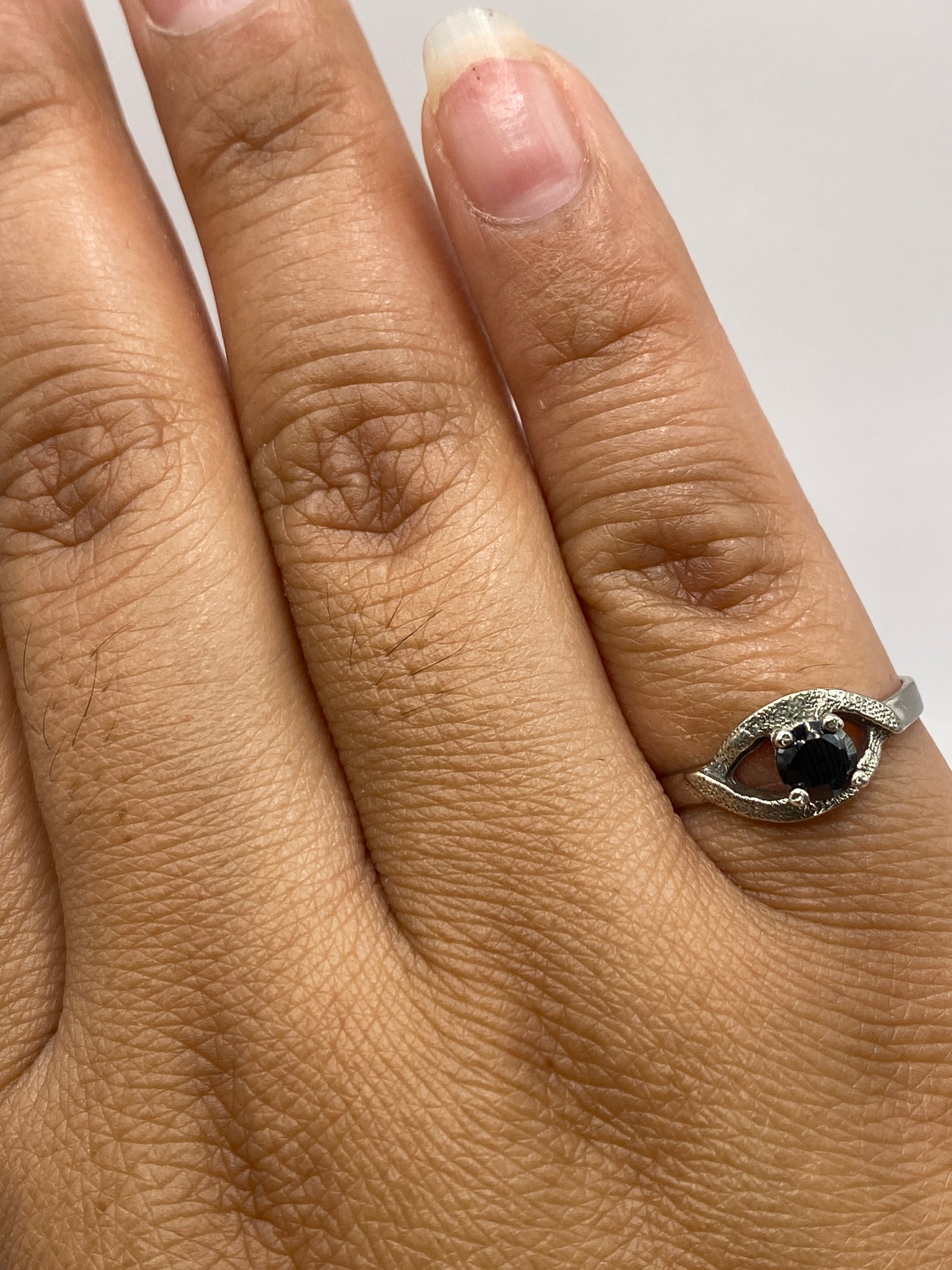 Anillo en balanza de precisión mostrando peso de 1.7 gramos, con etiqueta SKU 002328