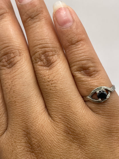 Anillo en balanza de precisión mostrando peso de 1.7 gramos, con etiqueta SKU 002328