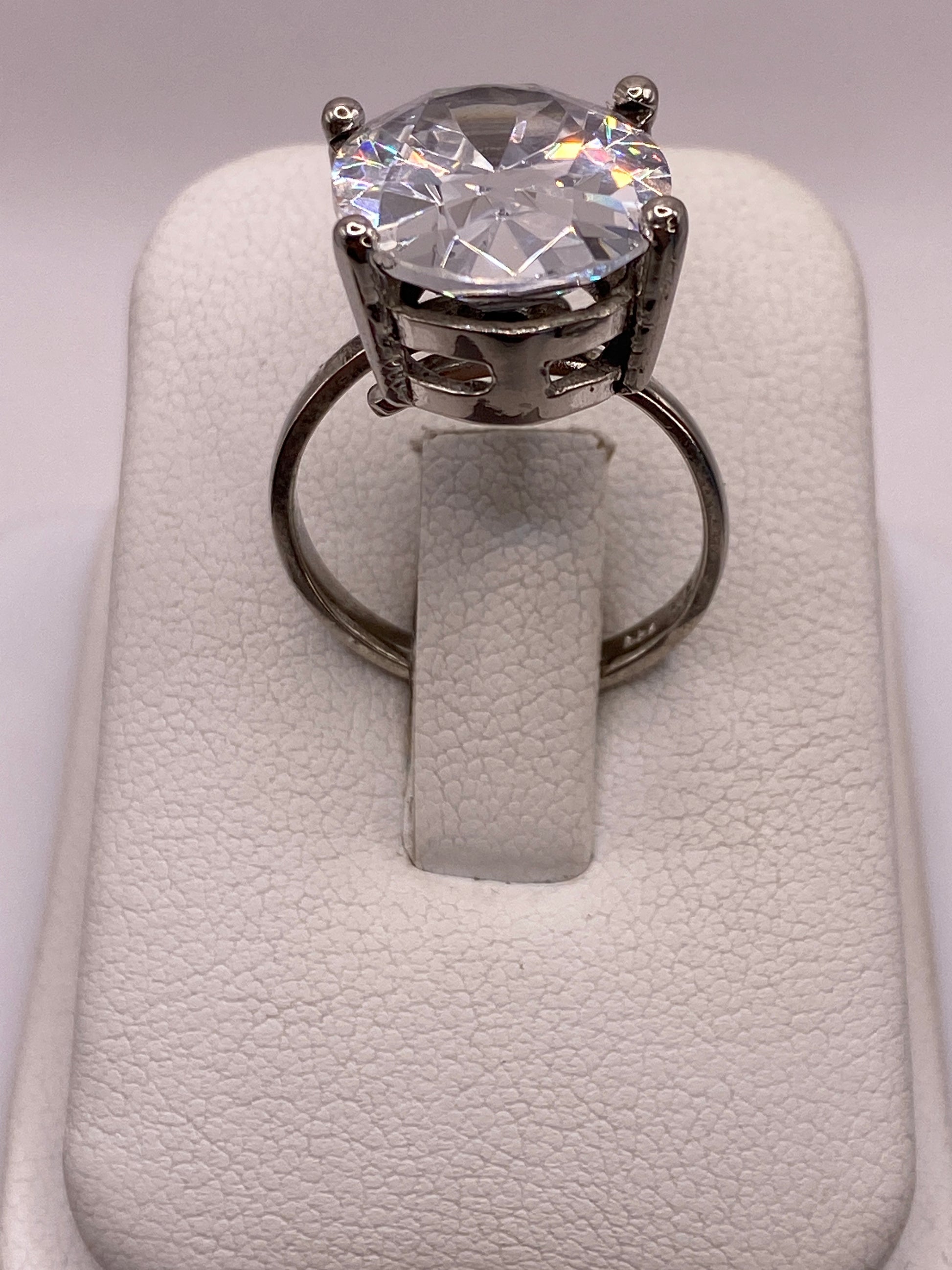 Detalle del anillo ajustable mostrando el pulido espejo y el sello 925 MEXICO