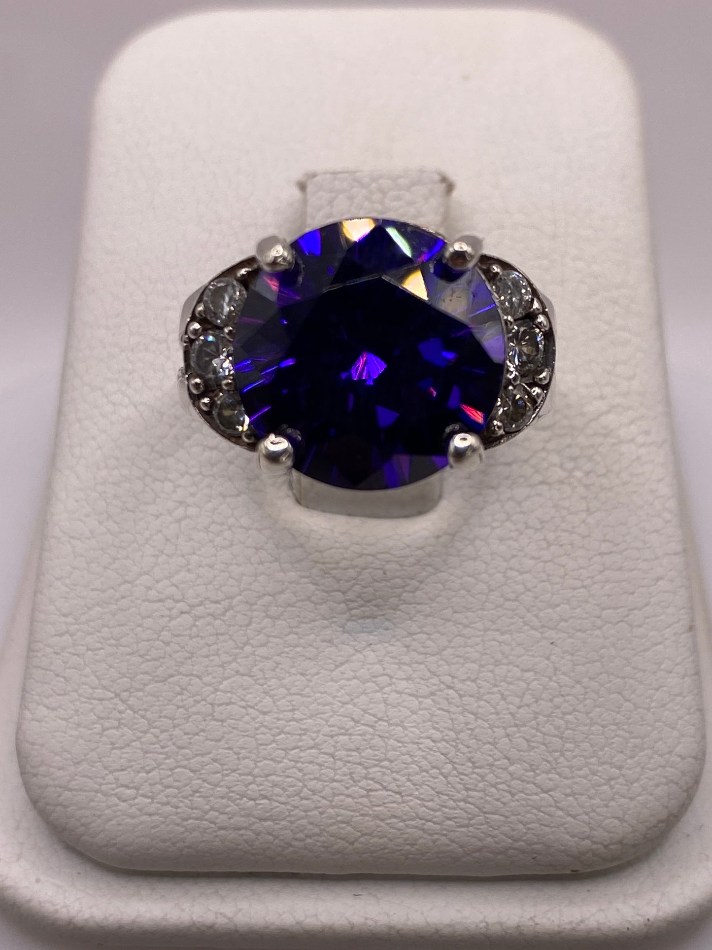 Anillo de plata solitario con circonia azul oval en estuche blanco, vista frontal