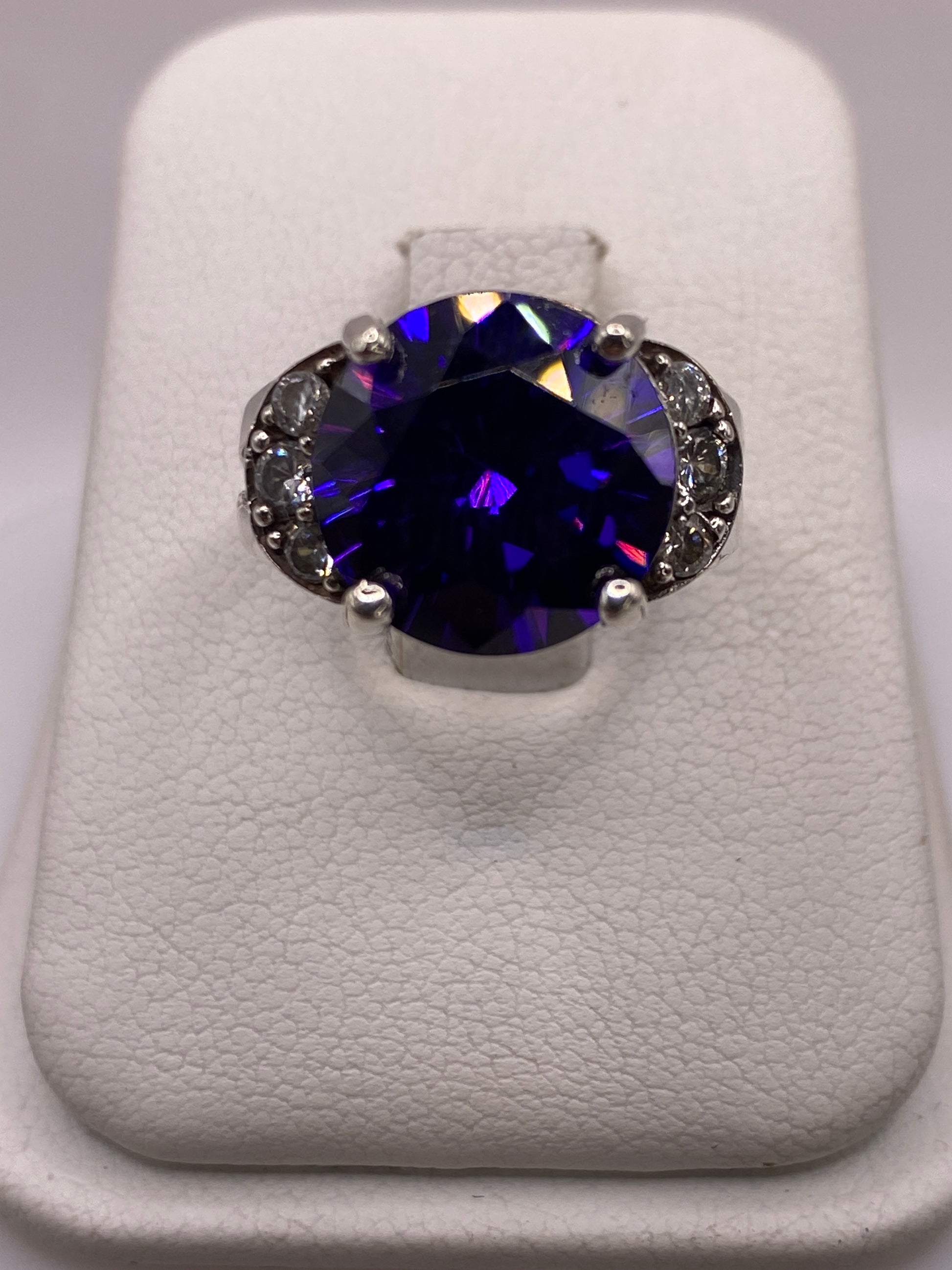 Anillo de plata solitario con circonia azul oval en estuche blanco, vista frontal