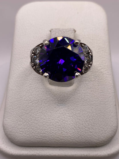 Anillo de plata solitario con circonia azul oval en estuche blanco, vista frontal