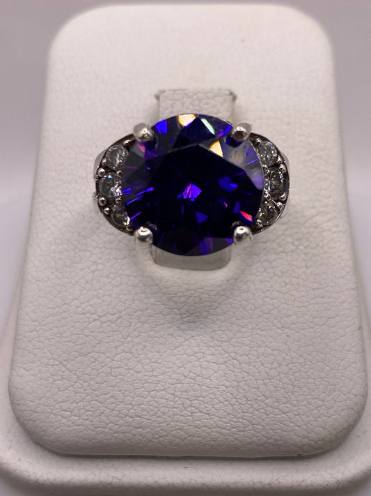 Anillo de plata solitario con circonia azul oval en estuche blanco, vista frontal
